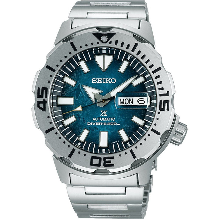 Het Seiko Prospex heren horloge SRPH75K1 is een automatisch horloge met een metallic zilveren band, donkerblauwe wijzerplaat en opvallende witte markeringen. De zilveren lunette met zwarte cijfers complementeert de prominente wijzers en biedt waterbestendigheid tot 200 m, ideaal voor avontuurlijk duiken.