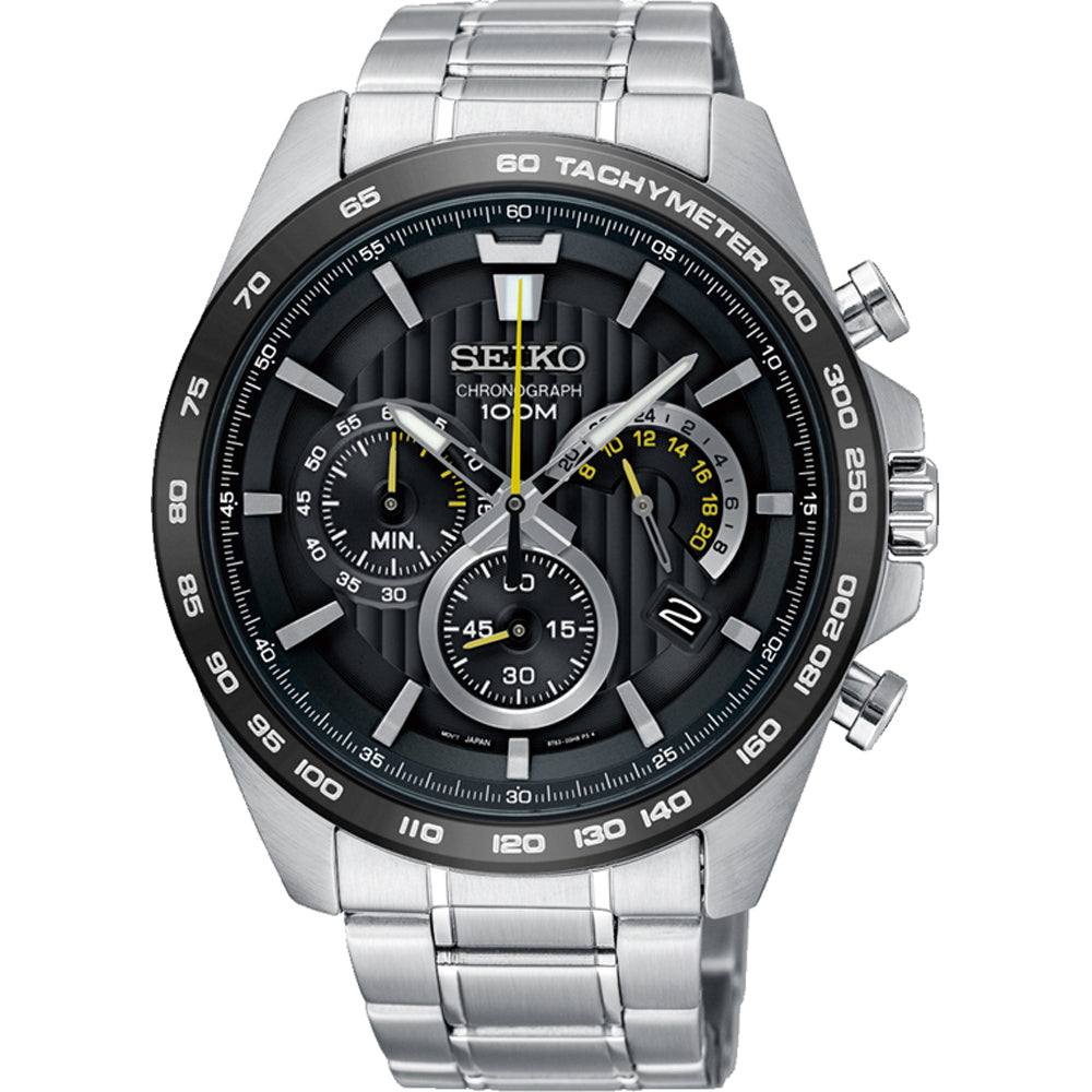 Het Seiko heren horloge SSB303P1 is een zilveren chronograaf van roestvrij staal met een zwarte wijzerplaat, voorzien van drie subwijzerplaten, gele accenten, een tachymeterschaal op de lunette, lichtgevende wijzers, datumweergave en Quartz uurwerk.
