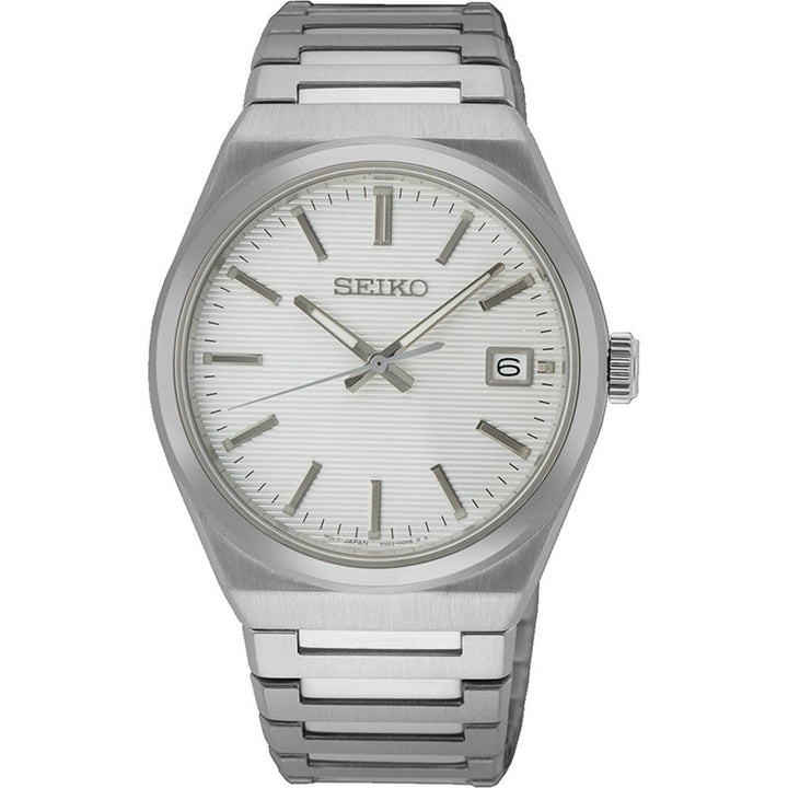 Het Seiko heren horloge SUR553P1 is een zilverkleurig polshorloge met een metalen schakelband, lichte wijzerplaat, dunne uurmarkeringen, datumvenster op 3 uur en drie wijzers.