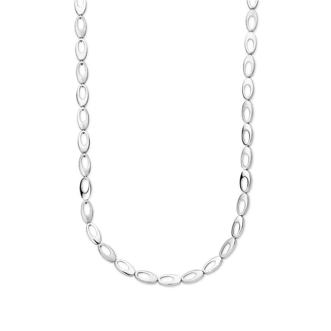 Een Van der Kooij Collectie collier van 7,0 mm en 45 cm, vervaardigd uit gerhodineerd zilver met gepolijste en matte schakels, vormt een sierlijke curve op een witte achtergrond.