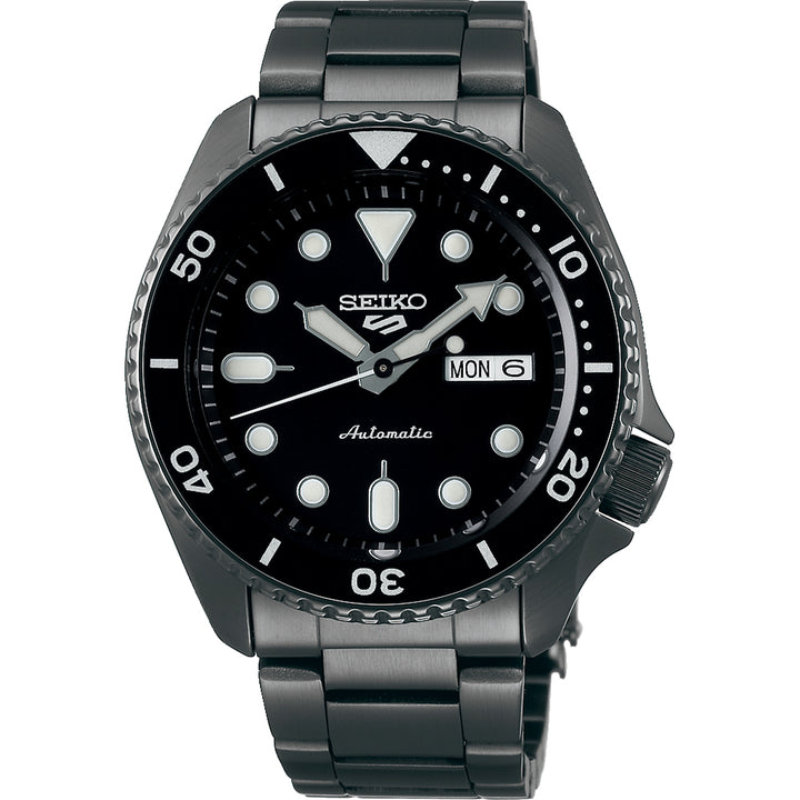 Het Seiko 5 Sports herenhorloge SRPD65K1 van Seiko heeft een roestvrijstalen band, zwarte wijzerplaat, draaibare lunette, grote witte uurmarkeringen en zilveren wijzers met MON 6-display. Met een waterdichtheid van 10ATM combineert het stijl en duurzaamheid voor dagelijks gebruik.