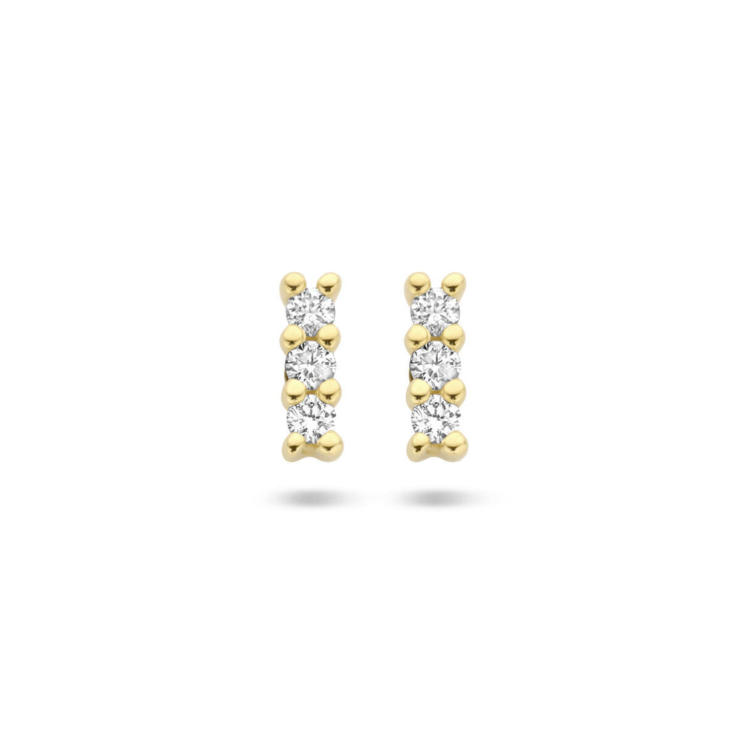 Een paar 14K geelgouden oorknoppen uit de Van der Kooij Collectie, elk bezet met een diamant van in totaal 0,05ct (2x 0,025ct), schitterend aanwezig tegen een witte achtergrond.