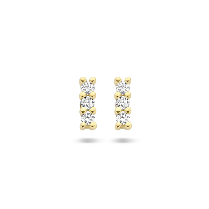 Een paar 14K geelgouden oorknoppen uit de Van der Kooij Collectie, elk bezet met een diamant van in totaal 0,05ct (2x 0,025ct), schitterend aanwezig tegen een witte achtergrond.