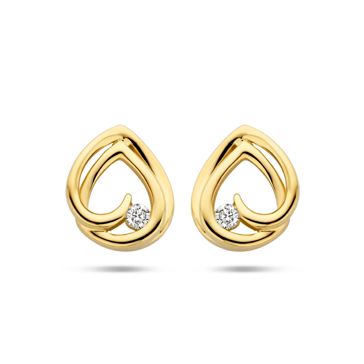 Geelgouden oorknoppen in de vorm van een druppel met een diamant van 0.05ct (2x0.025ct) in het midden.