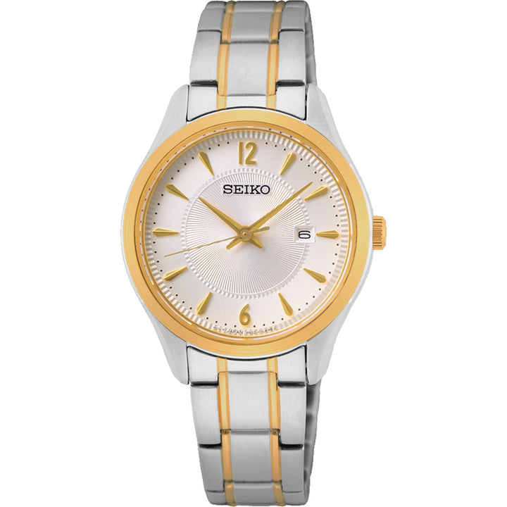 Ontdek de elegantie van het Seiko dameshorloge SUR474P1, met een ronde zilveren wijzerplaat onder duurzaam saffierglas. Een goudkleurige lunette versterkt de charme en de tweekleurige metalen band met afwisselende zilveren en gouden schakels vult de roestvrijstalen kast en datumweergave perfect aan.