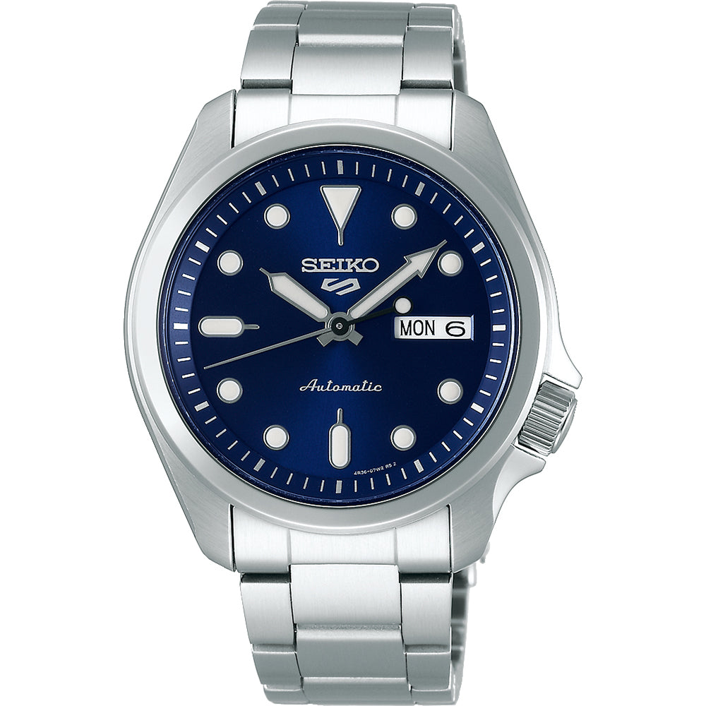 Zegarek męski Seiko 5 Sports z niebieską tarczą, stalową kopertą i bransoletą.