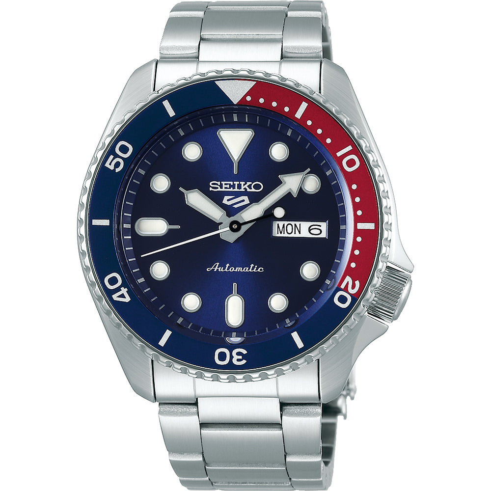 Zegarek męski Seiko 5 Sports z niebieską tarczą, stalową kopertą i bransoletą, z czerwono-niebieskim bezel.