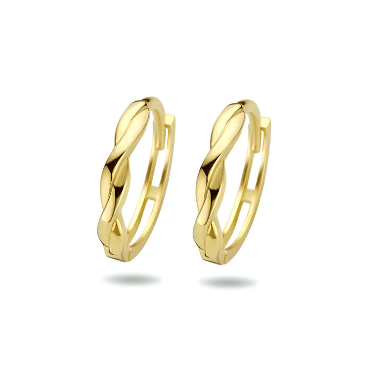 Een paar klapoorringen gedraaid 14K geelgoud uit de Van der Kooij Collectie, met een gedraaid ontwerp en afgebeeld op een witte achtergrond - perfect voor dames.