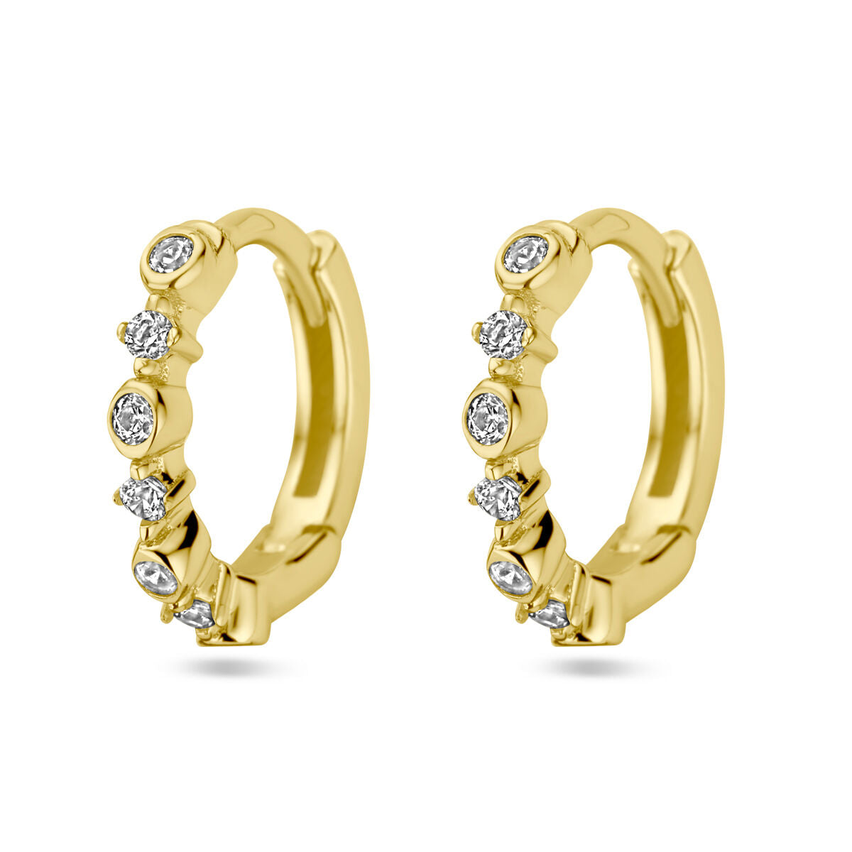 Een paar Van der Kooij Collectie klapoorringen zirkonia 1 micron zilver verguld (geel): vergulde hoepels met vijf ronde witte zirkonia edelstenen aan de voorkant, een gepolijste afwerking en een veilige scharniersluiting - perfect om dagelijks elegant te dragen.
