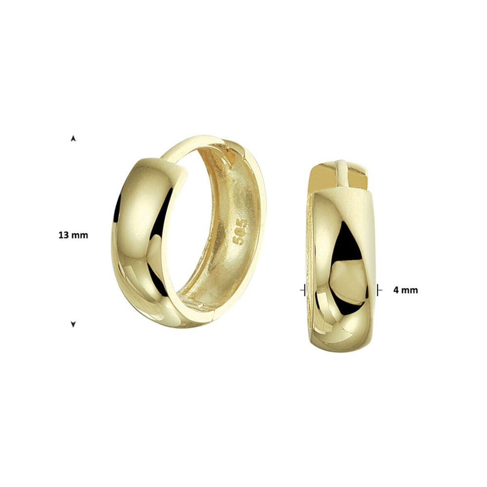 Een paar klapoorringen 14K geelgoud van Van der Kooij Collectie voor dames, gepolijst met een glad, licht gebogen oppervlak, elk 13 mm hoog en 4 mm breed, afgebeeld tegen een witte achtergrond.