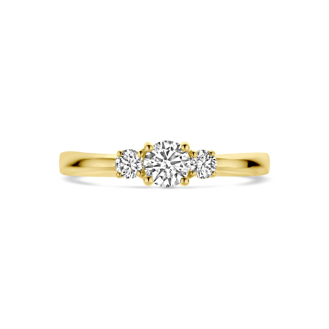 De Van der Kooij Collectie ringtrilogie, gemaakt van 14K geelgoud, is bezet met drie ronde lab-grown diamanten (0,46ct H SI), waarbij de centrale diamant wordt geflankeerd door twee kleinere stenen.