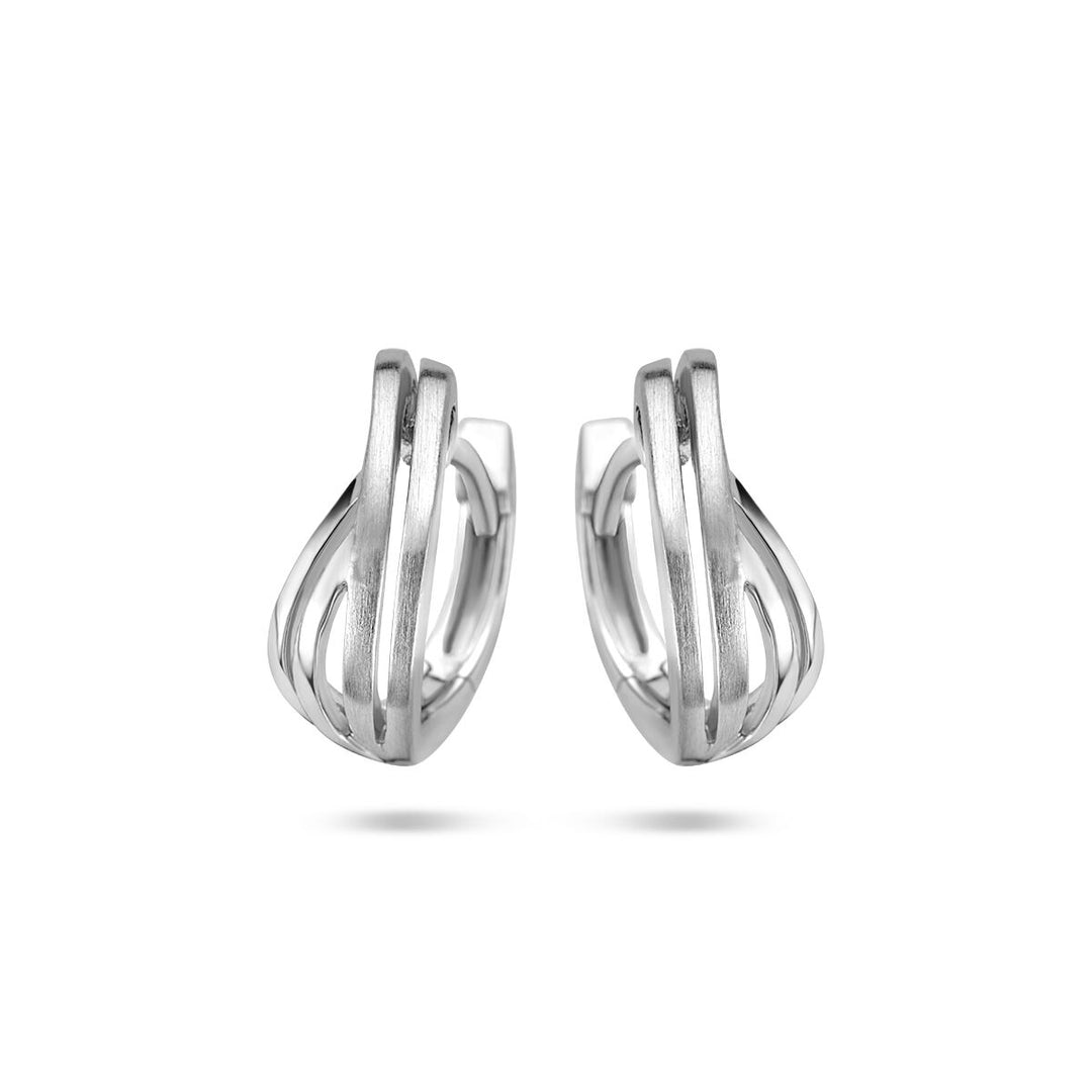 Een paar Van der Kooij Collectie klapoorringen poli/mat zilver gerhodineerd oorbellen met een modern overlappend ontwerp en gladde, gepolijst-matte afwerking, afgebeeld op een witte achtergrond - ideaal voor liefhebbers van zilveren sieraden.