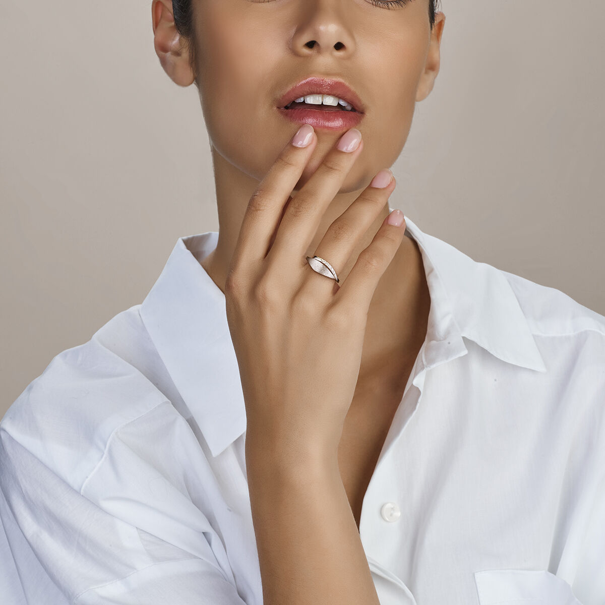 pierścionek cyrkonia zarysowany srebro rodowany