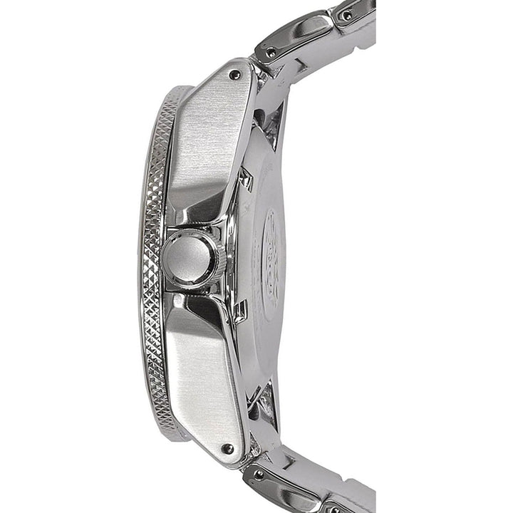 Zijaanzicht van het Seiko Prospex heren horloge SRPF03K1, met de roestvrijstalen kast met een getextureerde bezel en prominente kroon. De gepolijste metalen schakels op de band zijn gedeeltelijk zichtbaar. Dit uurwerk gebruikt een automatisch uurwerk voor precisie.