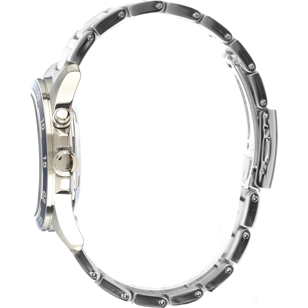 Zijaanzicht van een zilveren Seiko herenhorloge SKA785P1 met een metalen band en zichtbare opwinder. De wijzerplaat toont gedeeltelijk zichtbare cijfers op een witte achtergrond. Dit elegante horloge heeft een waterdichtheid van 10 ATM, waardoor het stijlvol en veerkrachtig is voor dagelijks gebruik.