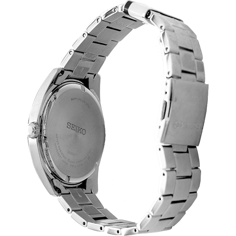 Bekijk de achterkant van het Seiko herenhorloge SUR341P1. Het heeft een ronde kast met gegraveerde markeringen, die robuuste betrouwbaarheid uitstraalt. Het horloge heeft een zilveren metalen band met een geborstelde afwerking en een zichtbare sluiting.