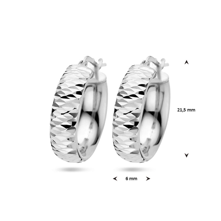 De Van der Kooij Collectie oorringen gediamanteerd zilver gerhodineerd hebben een ruitvormige textuur, zijn gemaakt van gerhodineerd zilver, zijn 21,5 mm hoog en 6 mm breed en hebben een veilige scharniersluiting.