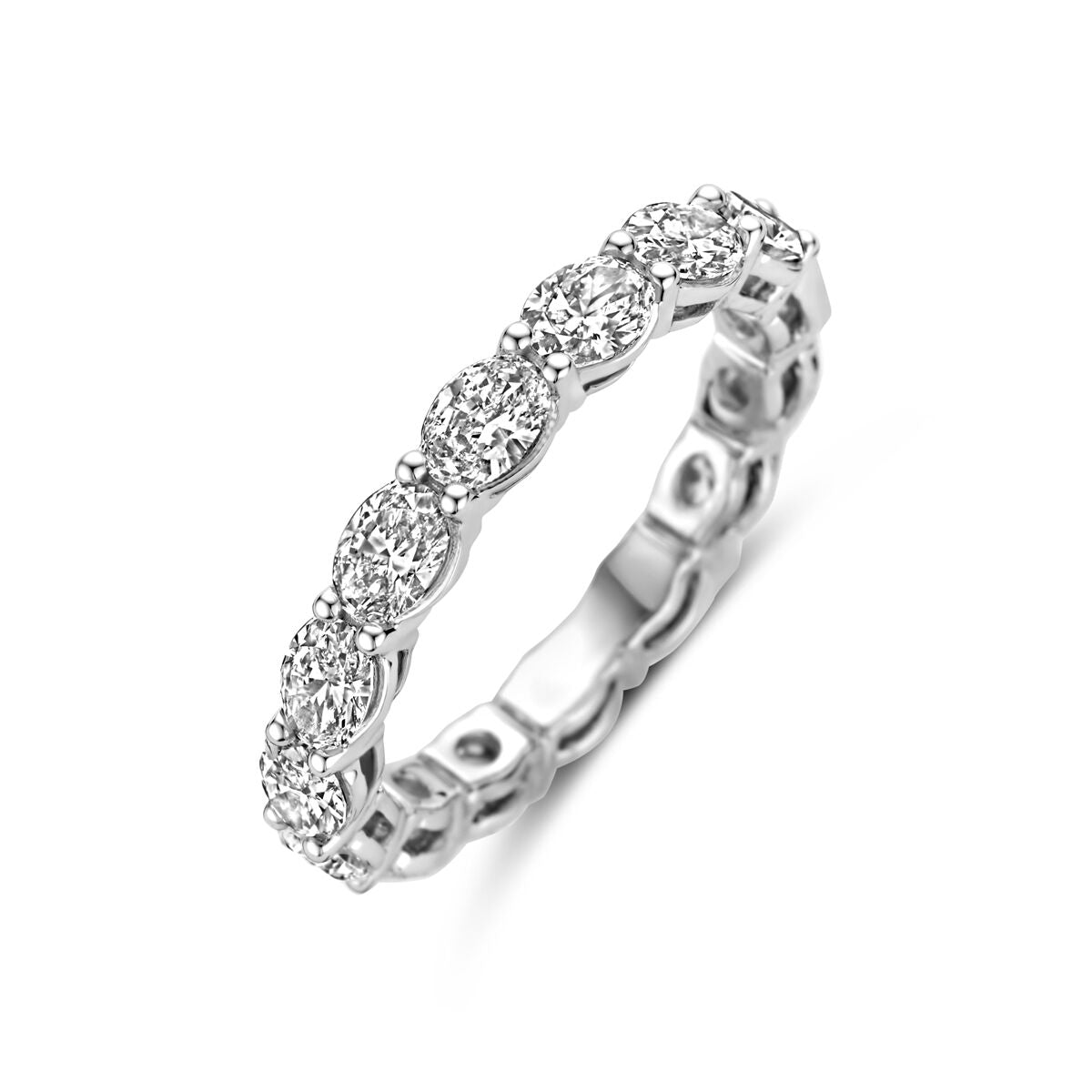 Pierścionek z lab-grown diamentami o wadze 2,24 ct, wykonany z 14K białego złota, z ozdobnymi kamieniami.