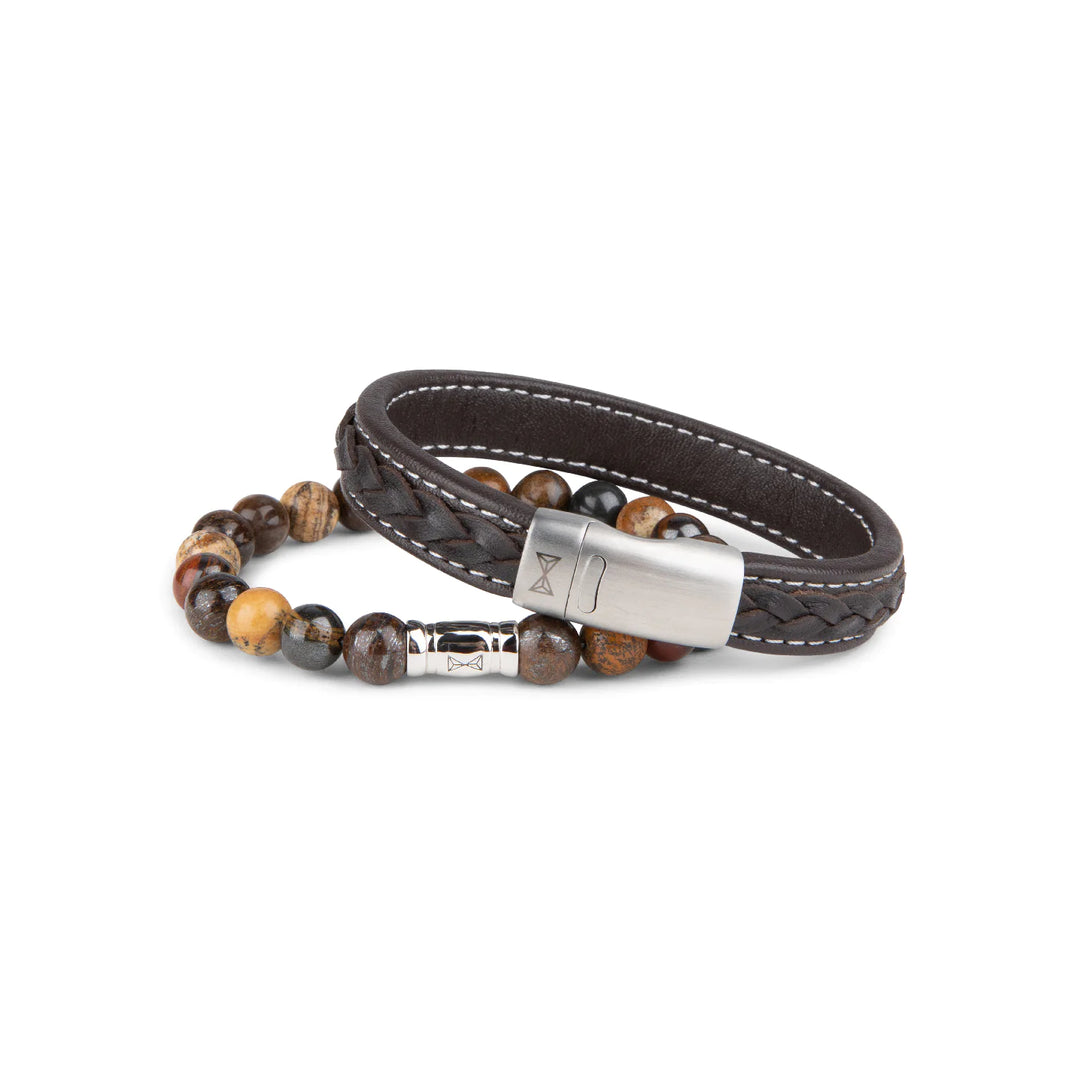 Een leren armband met een zilveren sluiting wordt gecombineerd met de AZE Jewels Kralen armband heren - Olympus - 8mm, met bruine en grijze kralen. De set wordt stijlvol weergegeven op een ongerepte witte Olympus achtergrond, perfect voor mannen.