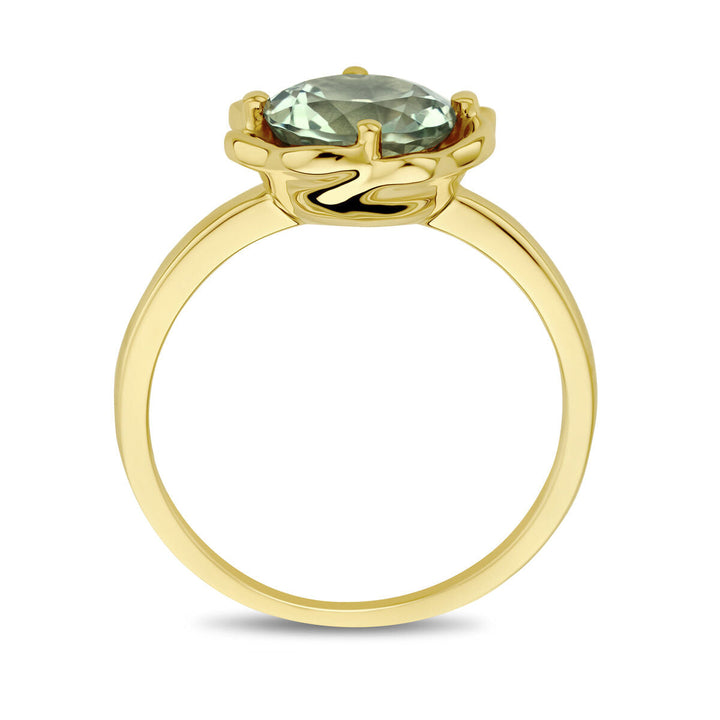 De "ring groen amethist 14K geelgoud" van Van der Kooij Collectie heeft een ronde, lichtgroene amethist in een klauwachtige zetting, weergegeven vanaf de zijkant tegen een witte achtergrond.