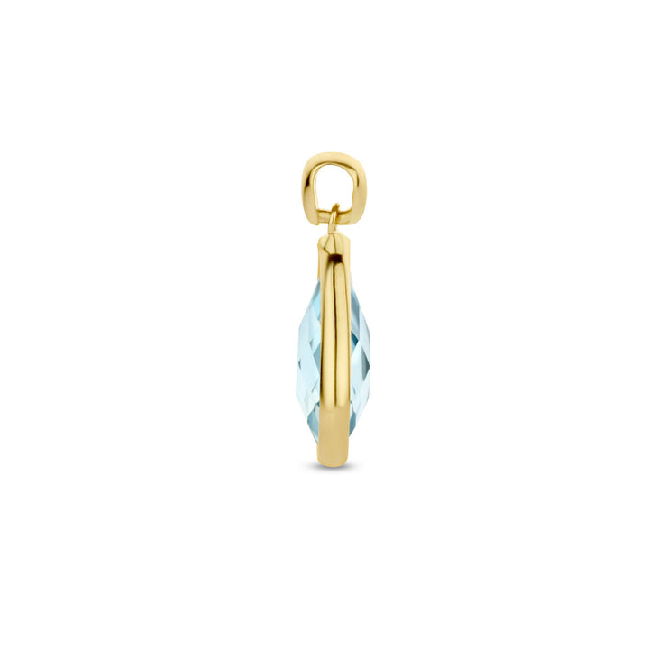 De hanger blauw topaas 14K geelgoud uit de Van der Kooij Collectie heeft een gefacetteerde blauwe topaas in een slanke gouden zetting met afgerond oog, getoond van opzij tegen een witte achtergrond.