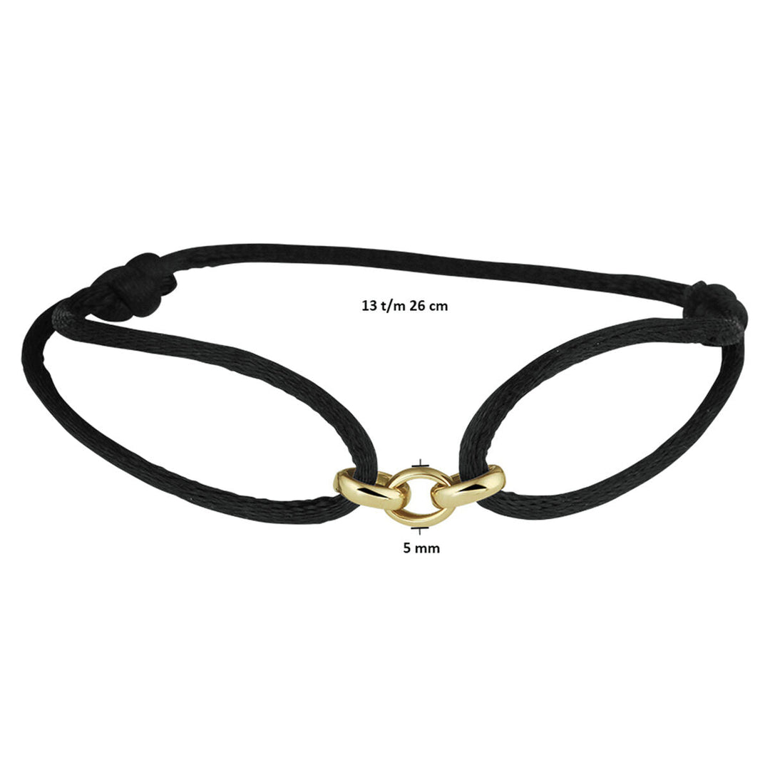 De Van der Kooij Collectie Armband satijn 14K goud met rubber/nylon/leer is een verfijnde damesarmband met een zwart verstelbaar koord, 14K goud accent en meet 26 cm lang met een 5 mm breed middenstuk. Geïnspireerd op sieraadontwerpen van Van der Kooij.
