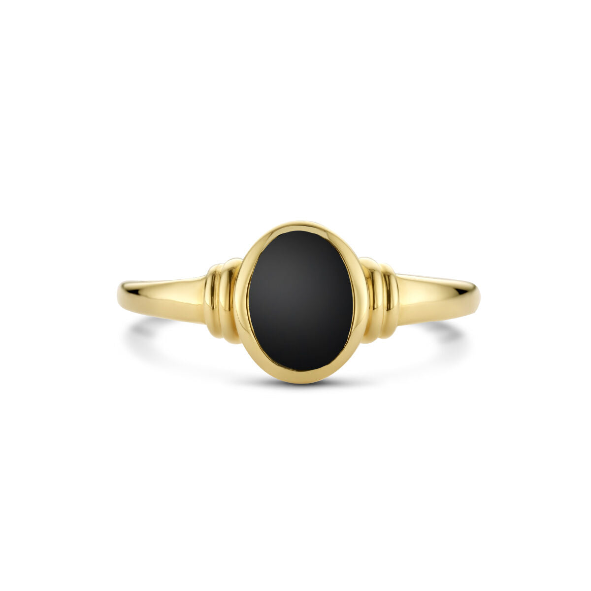 De ring onyx 14K geelgoud van Van der Kooij Collectie heeft een eenvoudige, dunne band van 14 karaat geelgoud met een rond, plat middenstuk van zwarte onyx en kleine decoratieve details voor een elegante uitstraling.
