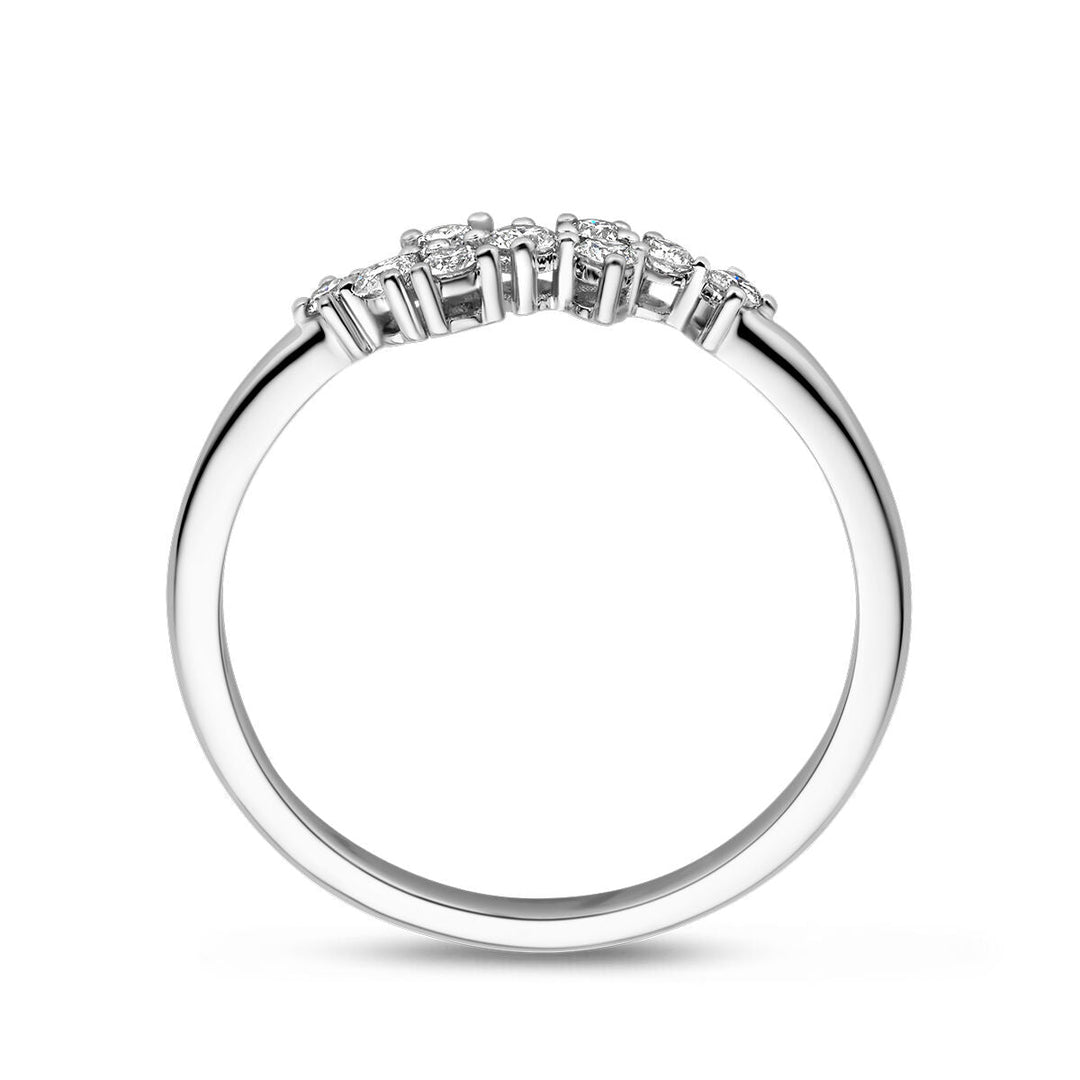 De Van der Kooij Collectie ring diamant 0.21ct H SI in 14K witgoud straalt tijdloze elegantie uit, met kleine ronde diamanten op de band die prachtig schitteren tegen een witte achtergrond.