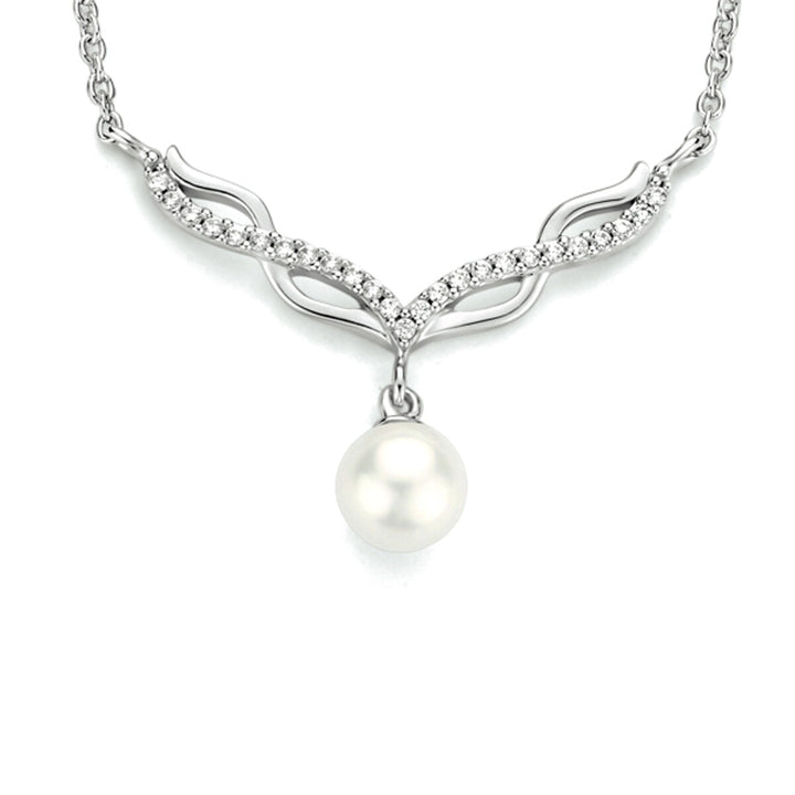 Het Van der Kooij Collectie collier parel en zirkonia 42 + 3 cm zilver gerhodineerd heeft een V-vormig ontwerp met sprankelende zirkonia en een enkele ronde zoetwaterparel die elegant in het midden hangt.