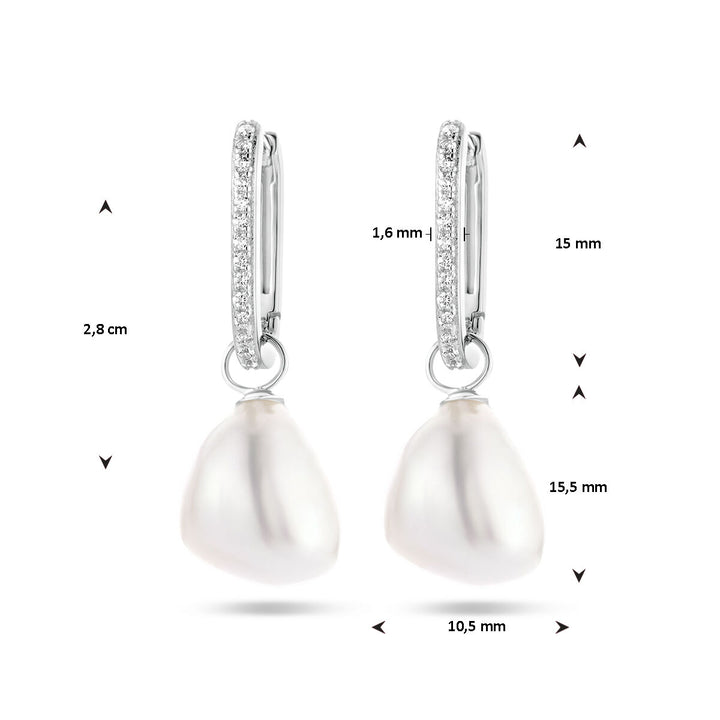 De Van der Kooij Collectie oorringen paperclip barok parel en zirkonia zilver gerhodineerd zijn voorzien van druppelvormige zoetwaterparels, ingebedde zirkonia, en zijn 2,8 cm lang, 1,6 mm dik, met ringen van 15 mm en parels van 15,5x10,5 mm.
