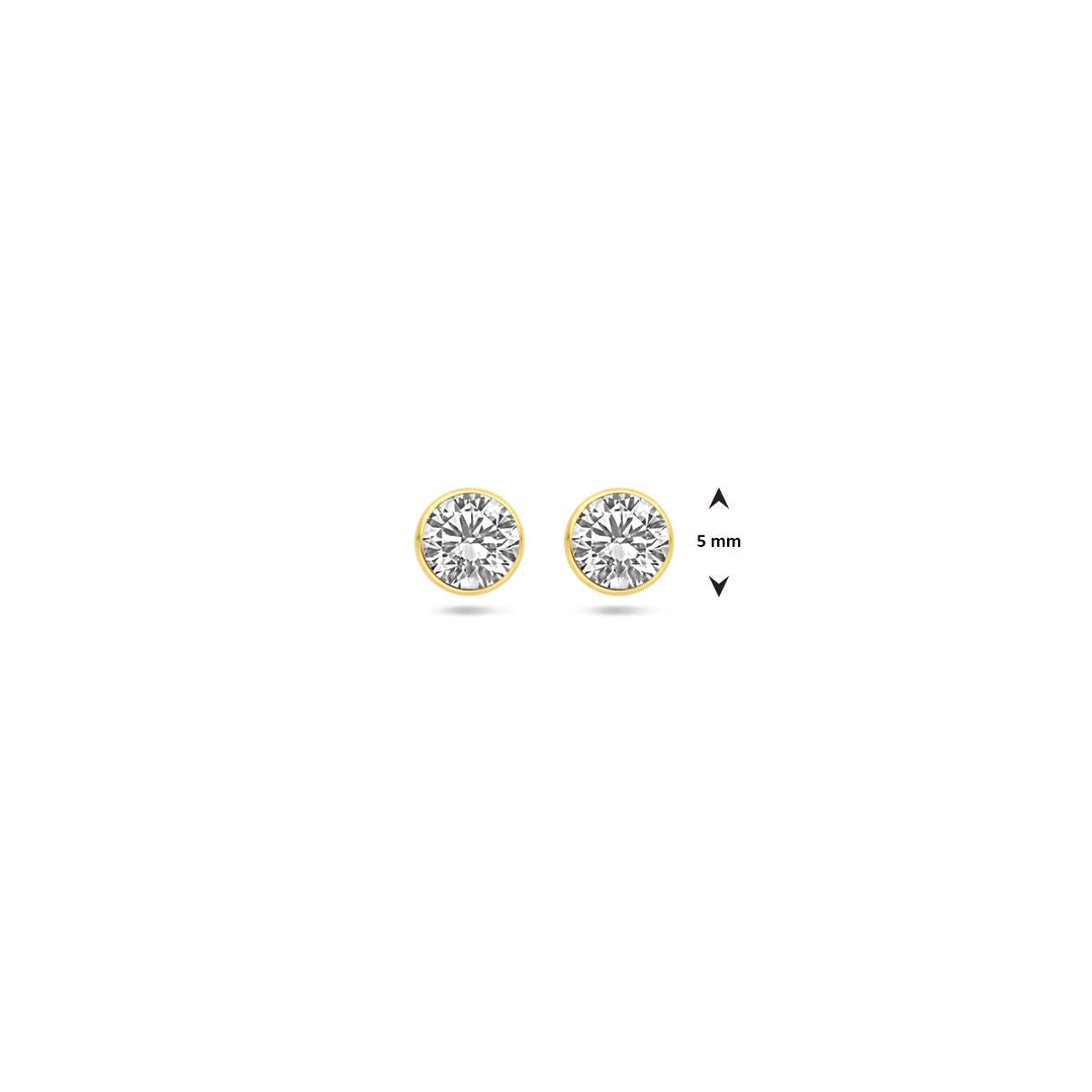 Een paar Van der Kooij Collectie oorknoppen zirkonia 14K geelgoud met een diameter van 5 mm, afgebeeld op een effen witte achtergrond.