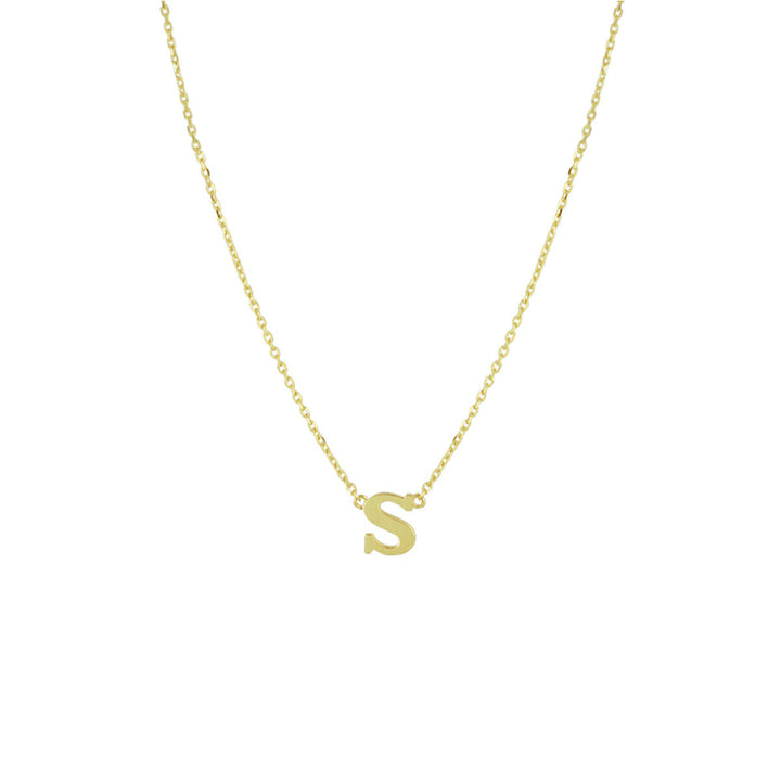 De Van der Kooij Collectie Gouden dames ketting letter 14K is een delicaat geelgouden anker collier met gepersonaliseerde S-hanger, centraal aan de ketting en getoond op een witte achtergrond. Een perfecte sieradencadeau voor dames.