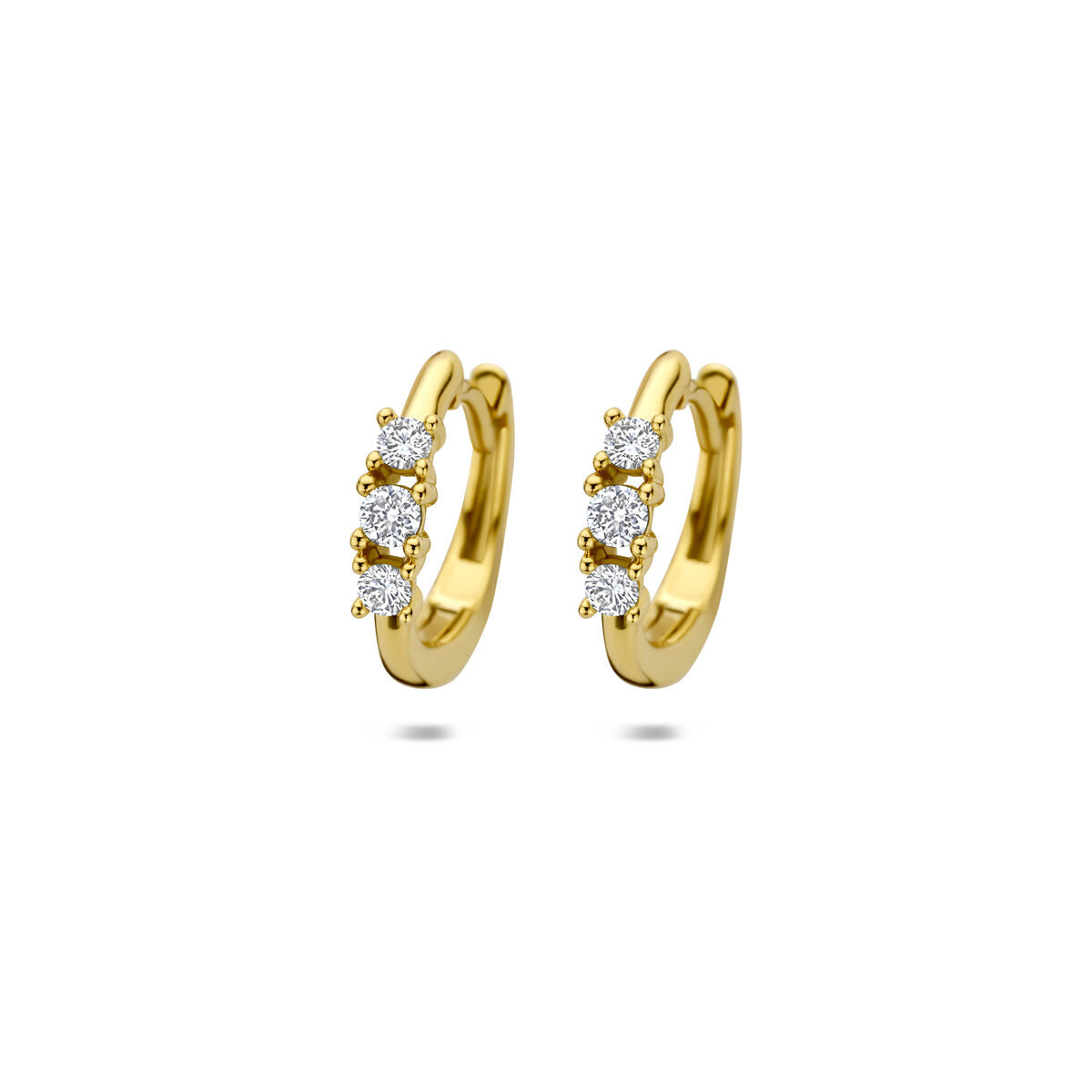 Gouden klapoorringen van 14k geelgoud met drie lab grown diamanten.
