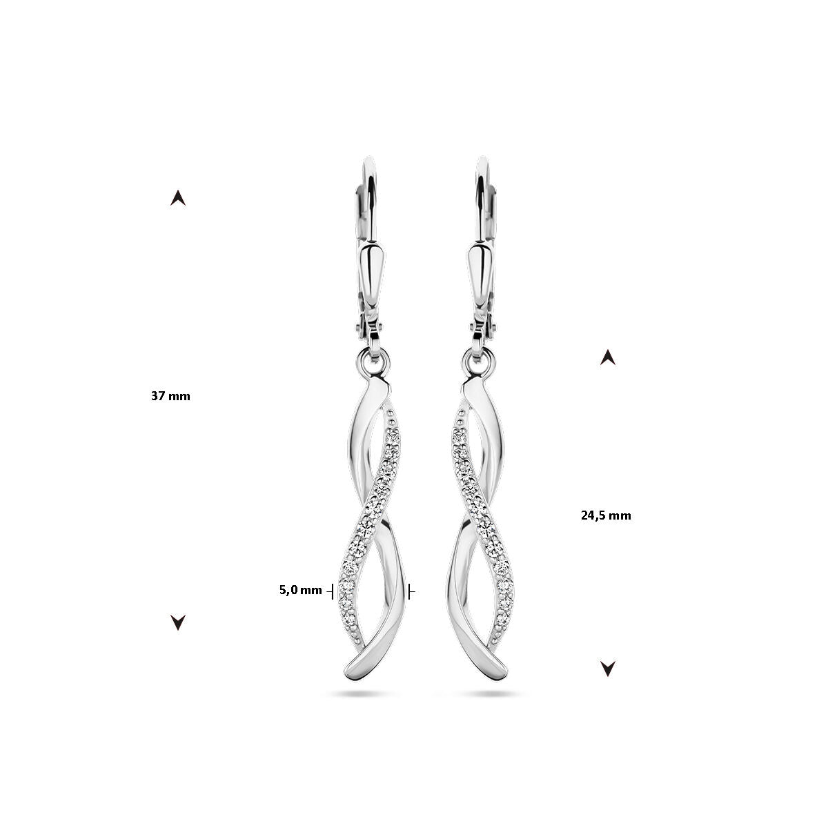 Een paar Van der Kooij Collectie oorhangers zirkonia brisur haak zilver gerhodineerd met een gedraaid motief, gedeeltelijk bezet met zirkonia. Afm.: 37 mm lang, 24,5 mm druppel, 5 mm breed. Afgebeeld op een witte achtergrond.