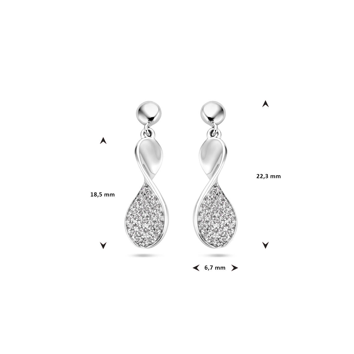 Van der Kooij Collectie oorhangers zirkonia zilver gerhodineerd met een gebogen, traanvormig ontwerp en fonkelende zirkonia. Afmetingen: 22,3 mm hoog, 18,5 mm lang (stud tot basis), 6,7 mm breed.