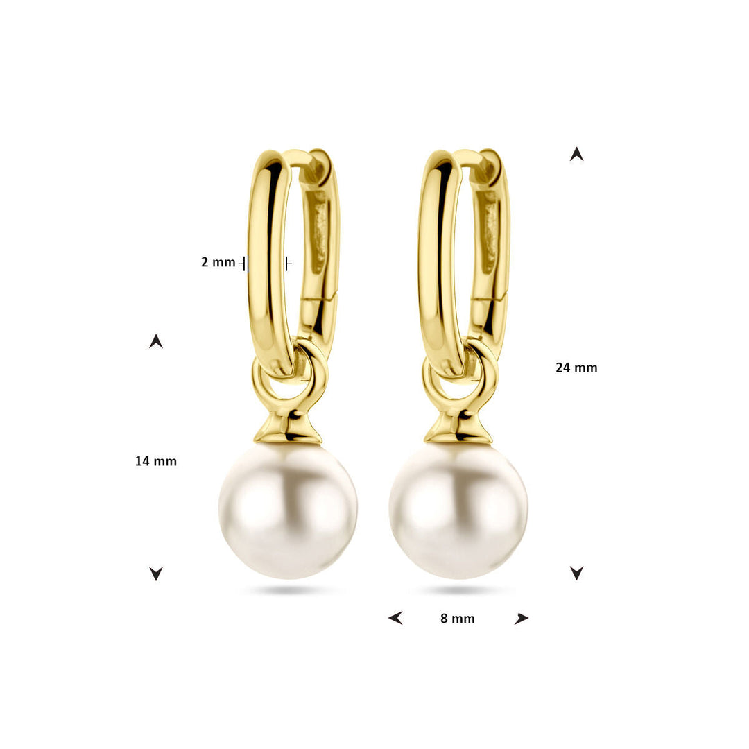Een paar Van der Kooij Collectie oorringen synth. parel 1 micron zilver verguld (geel), met witte ronde synthetische parels hangend aan de onderkant. Diameter hoepel: 14 mm, totale lengte: 24 mm, diameter parel: 8 mm, hoogte lus: 2 mm.