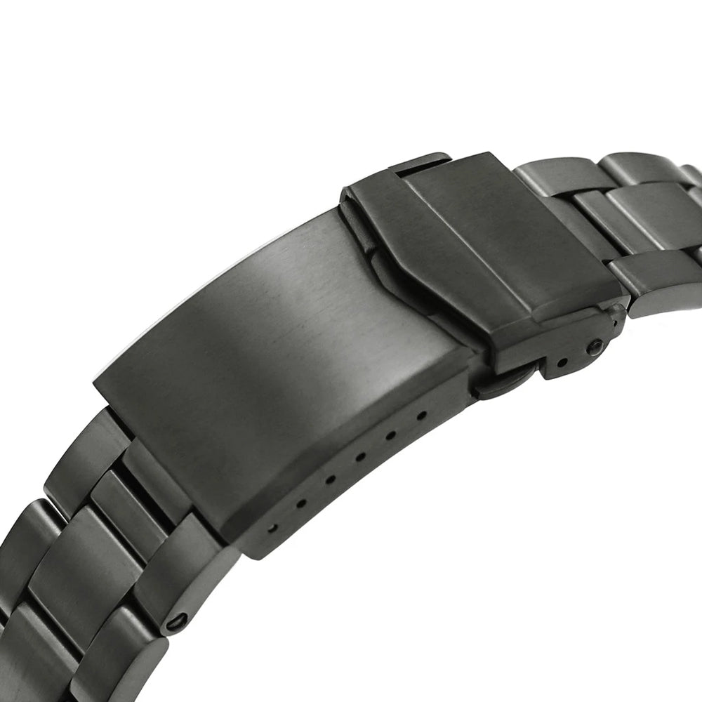 Een close-up van een roestvrijstalen armband op het Seiko 5 Sports herenhorloge SRPD65K1 heeft een vouwsluiting. De gepolijste schakels onderstrepen het moderne ontwerp en de gedeeltelijk open sluiting toont verstelgaten voor de maatvoering, wat een aanvulling is op het automatische uurwerk en de 10ATM waterdichtheid.