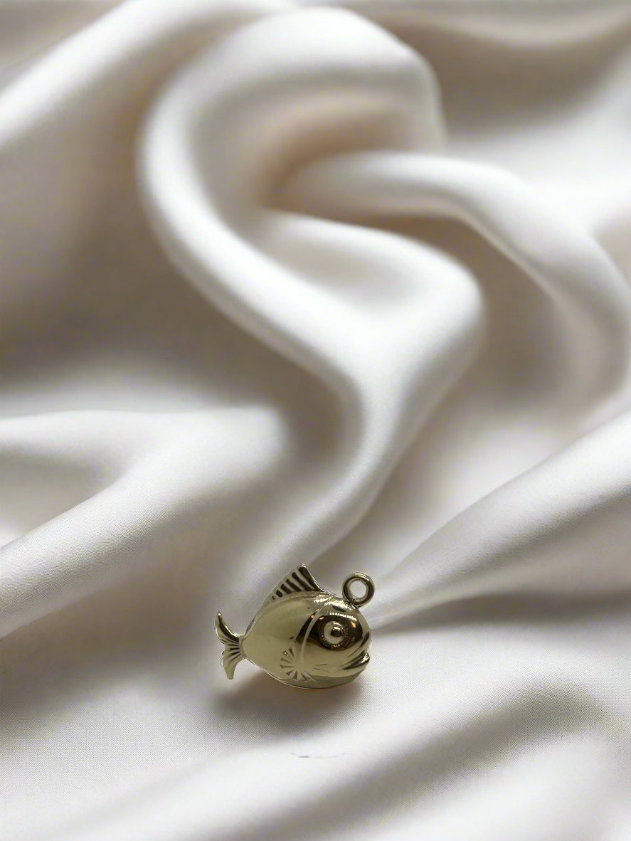 Vintage gouden hanger in de vorm van een vis, 14k, met gedetailleerde afwerking en een gewicht van 1.5 gram.