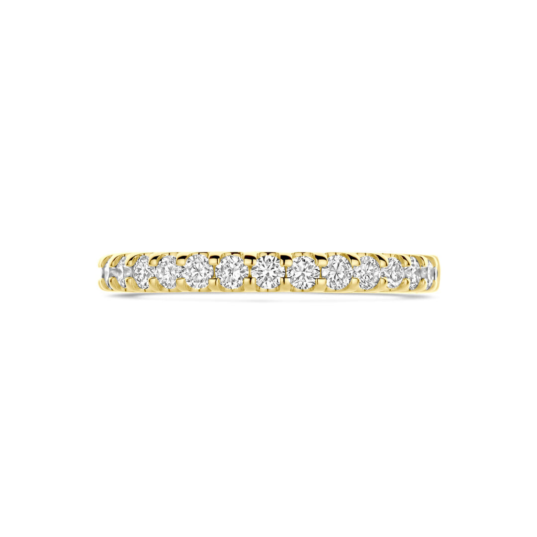 De Van der Kooij Collectie ring lab grown diamant 0.51ct h si in 14K geelgoud heeft een rij ronde briljant geslepen diamanten die doorlopend over de bovenzijde zijn gezet en is afgebeeld tegen een witte achtergrond.