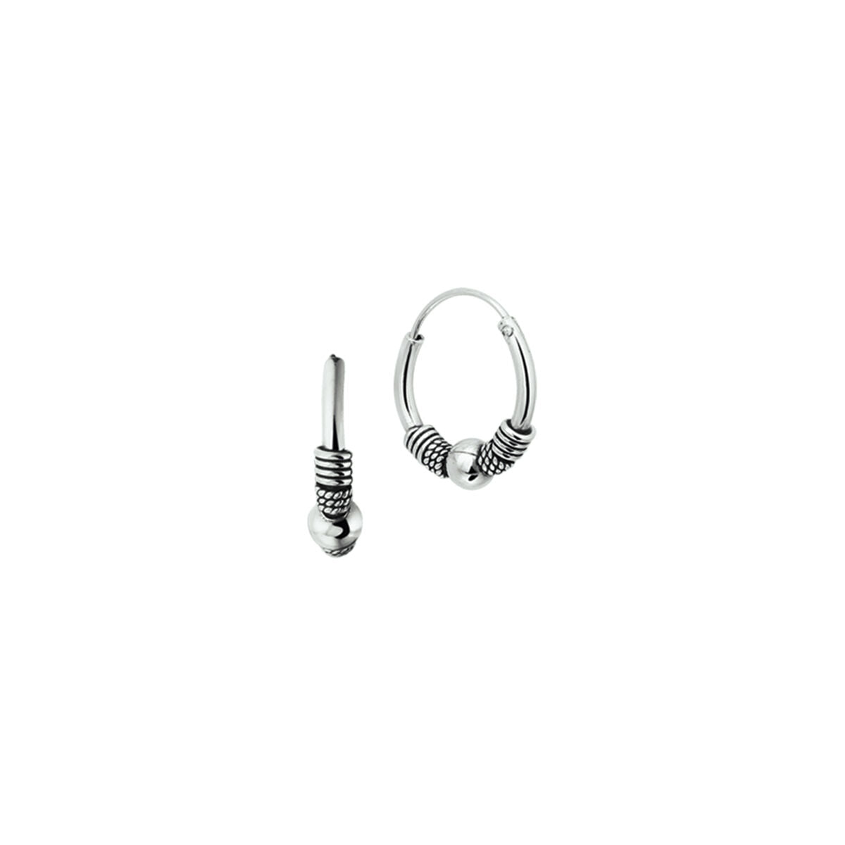 Kolczyki koła ze srebra oksydowanego o grubości 4,0 mm z dekoracyjnymi detalami.
