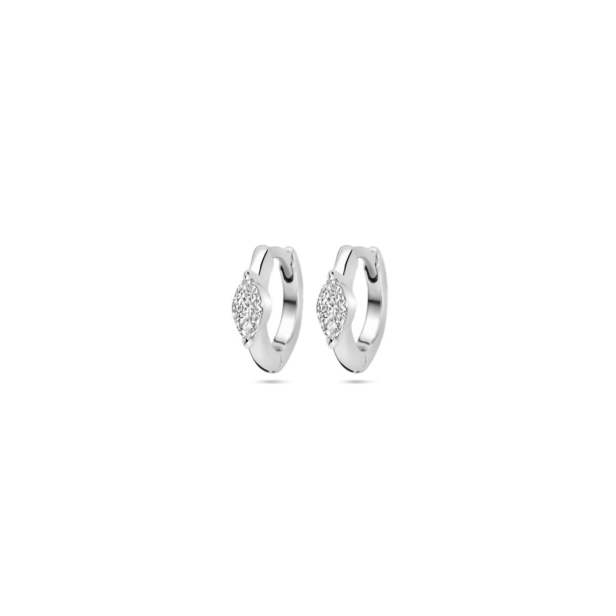 Zilveren klapoorringen van 10 mm met gerhodineerde afwerking en zirkonia steentjes.