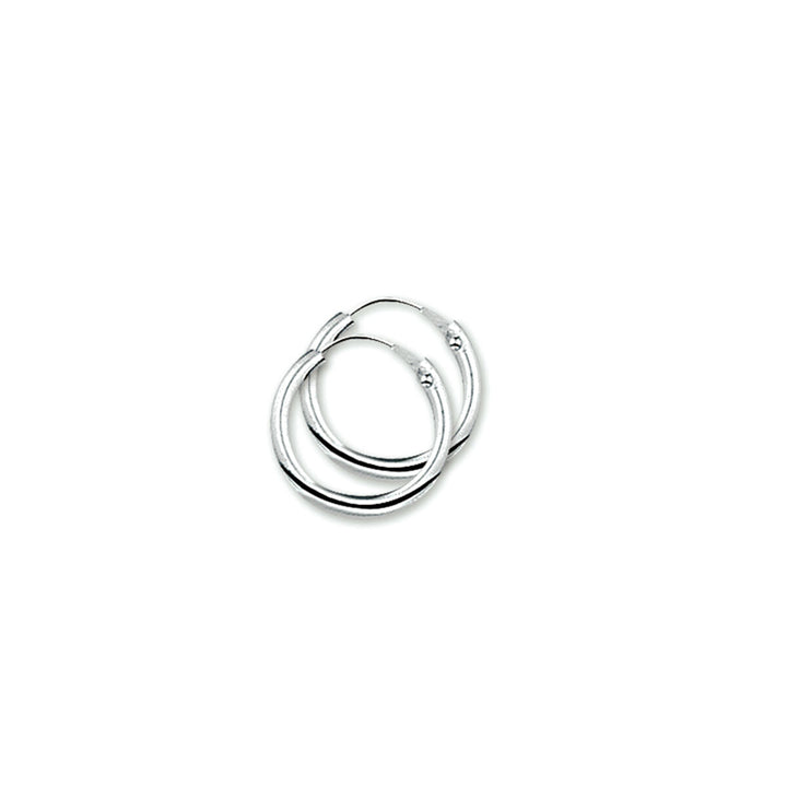 Srebrne kolczyki koła o średnicy 1,8 mm z okrągłą rurką.