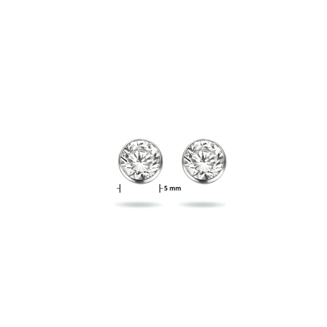 Een paar oorknoppen met zirkonia van Van der Kooij Collectie, met ronde, heldere, briljantgeslepen zirkonia's in zilver, naast elkaar afgebeeld op een witte achtergrond met een breedte van 5 mm, zoals hieronder aangegeven.