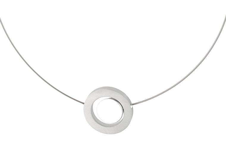 Ontdek de Collier Rondje in een ring C12 van CLIC Creations, een minimalistische ketting met een strakke draadketting en een gladde, ronde zilveren hanger, handgemaakt in Nederland. De hanger is centraal opgehangen en gecombineerd met een eenvoudige magnetische sluiting.