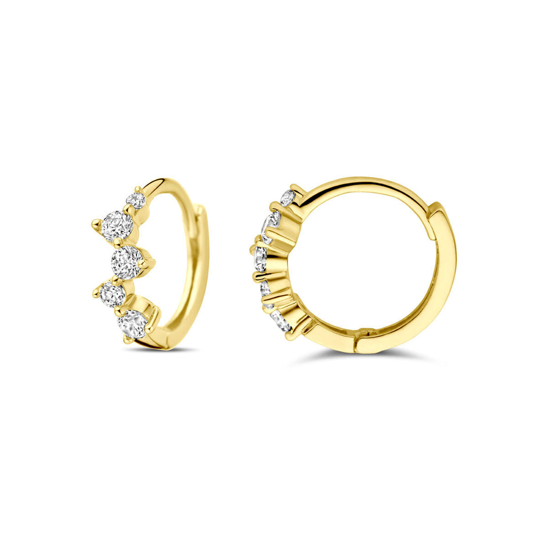 Deze klapoorringen zirkonia 10,5 mm van de Van der Kooij Collectie zijn gemaakt van 14K geelgoud met drie ronde, witte zirkonia's aan de voorzijde en hebben een gladde afwerking en veilige scharnier sluiting.
