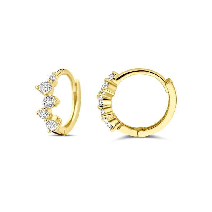 Deze klapoorringen zirkonia 10,5 mm van de Van der Kooij Collectie zijn gemaakt van 14K geelgoud met drie ronde, witte zirkonia's aan de voorzijde en hebben een gladde afwerking en veilige scharnier sluiting.