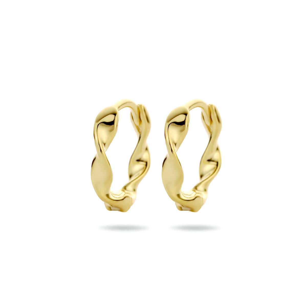 Gouden klapoorringen met een gedraaide vorm, gemaakt van 1 micron zilver verguld.