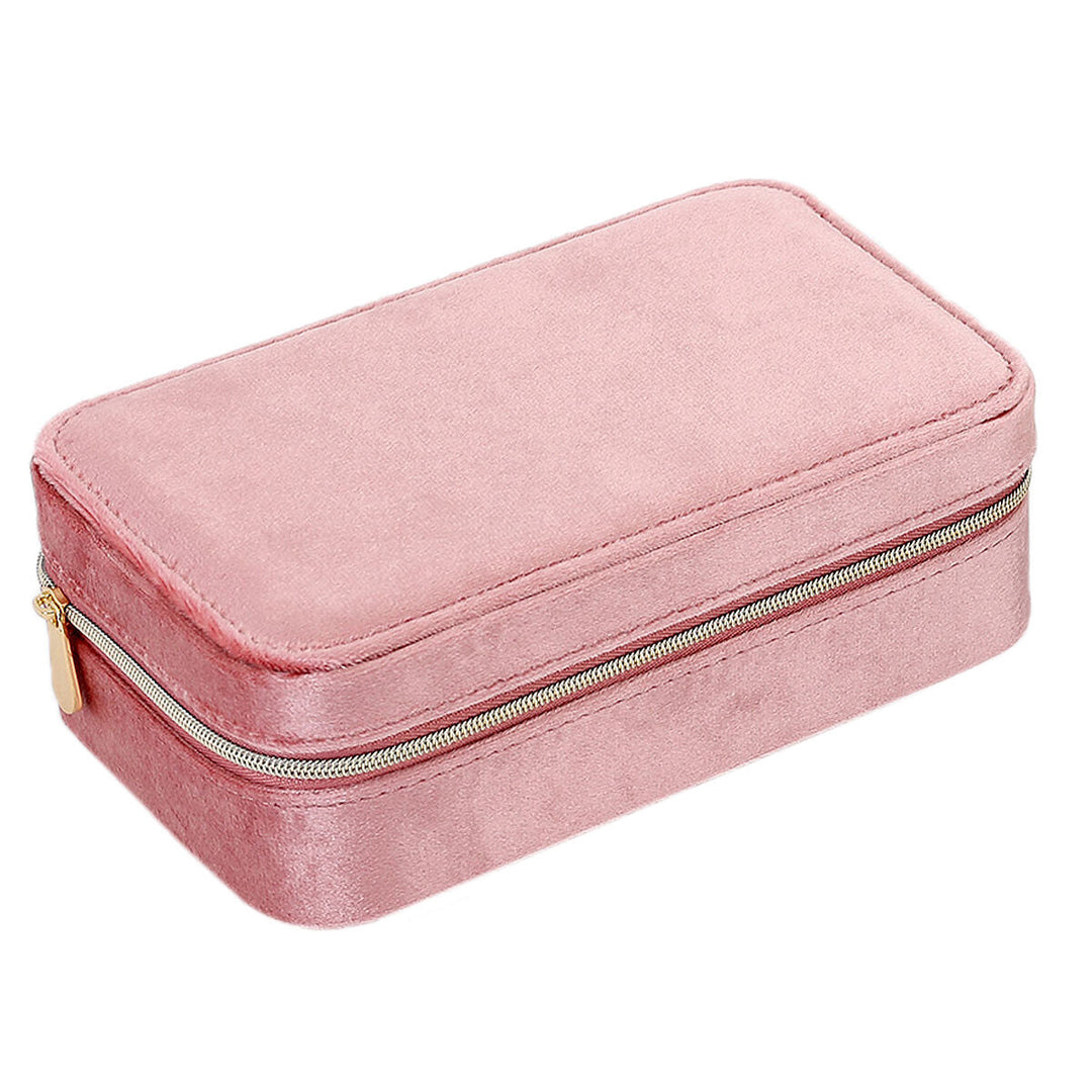 Een sieradendoos roze toebehoren van Van der Kooij Collectie, rechthoekig van fluweel met afgeronde hoeken en een gouden ritssluiting, elegant gepresenteerd op een witte achtergrond.