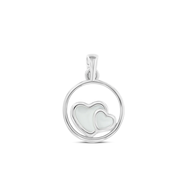 De Amélie AsHanger massief van Juwelier van der Kooij is een zilveren hanger met twee overlappende hartvormen in een cirkelvormig frame, weergegeven op een effen witte achtergrond.