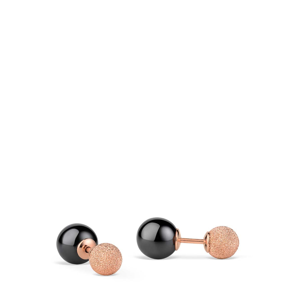 De 703-396-05 Arctic Symphony manchetknopen van Bering hebben een strak ontwerp met een glanzende zwarte bol en een gestructureerde roségouden bol op elke schakel, die elegant contrasteren met een eenvoudige witte achtergrond om hun glans te benadrukken.